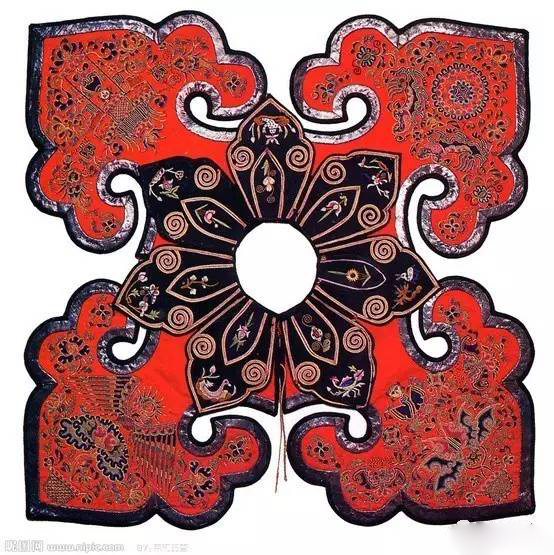 魏璎珞云肩纹饰 明式家具中也有 赏《明式家具珍赏》中的四簇云纹