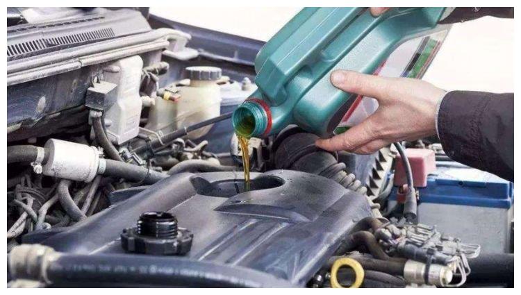 5000公里就换一次机油的车主，被坑了多少钱？机油多久换一次才好