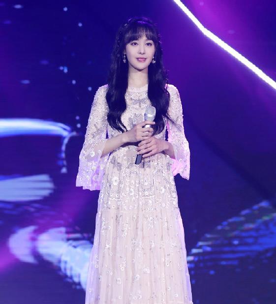 郑爽生日会造型真美穿仙女长裙尽显清新好气质终于美回楚雨荨