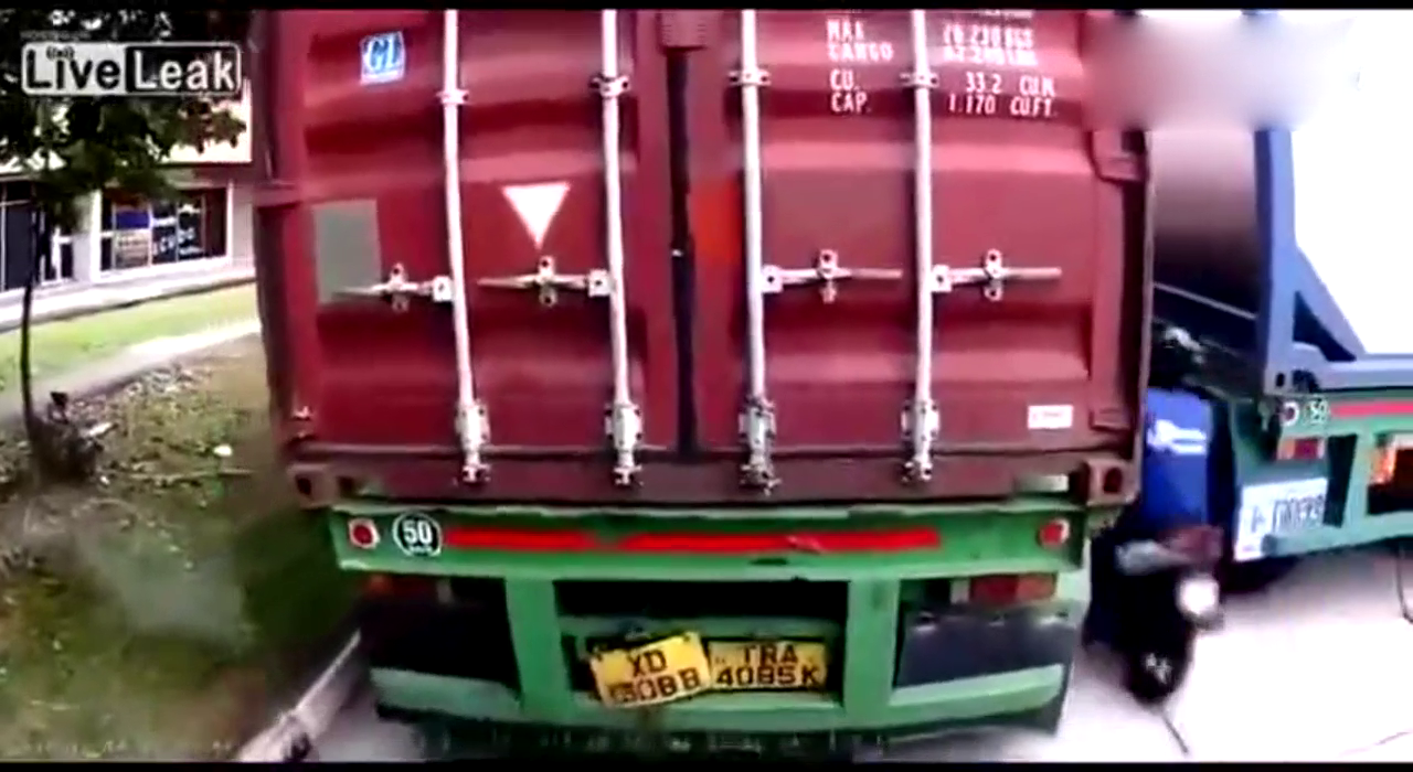 不知道这电动车司机怎么想的？从两辆大货车中间超车！