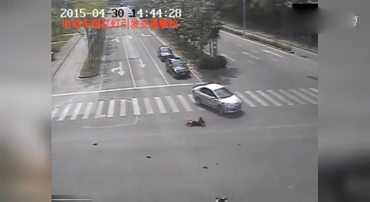 电动车闯红灯，害惨了轿车，自己也遭受了人生最大劫难