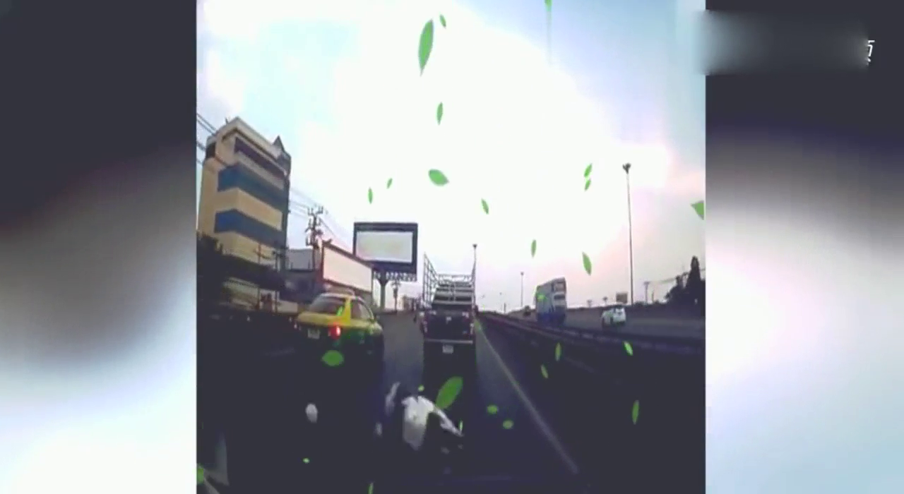 出租车恶意减速，飞奔摩托躲闪不及，下一秒命丧黄泉