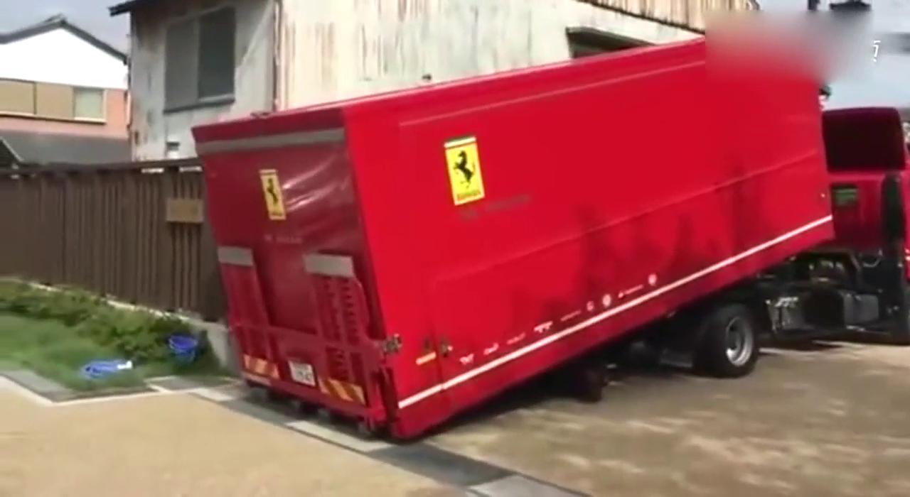 超级跑车这待遇就是不一样啊！土豪的法拉利竟然这样托运