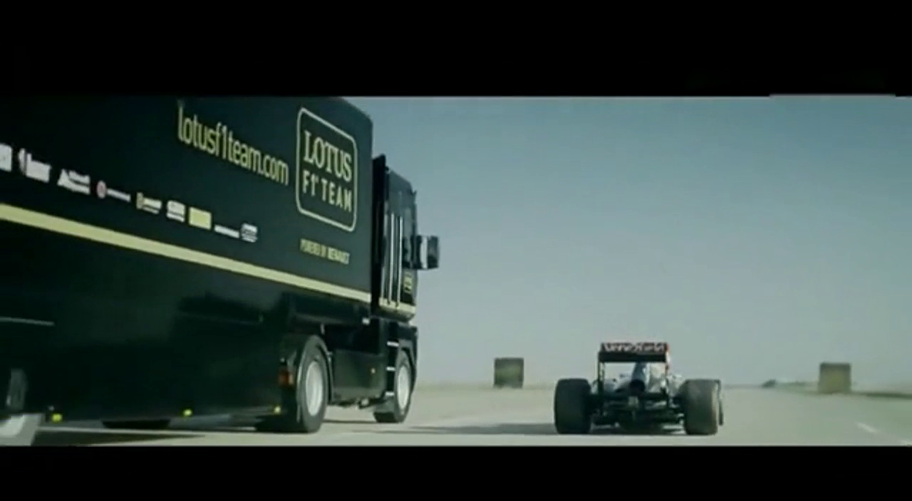 这个汽车特技很刺激：卡车从F1头顶飞过！