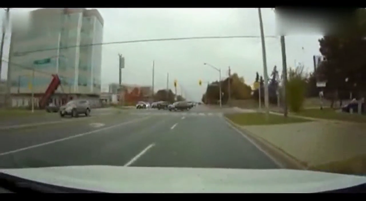 这卡车牛气冲天，却被电线给绊倒了