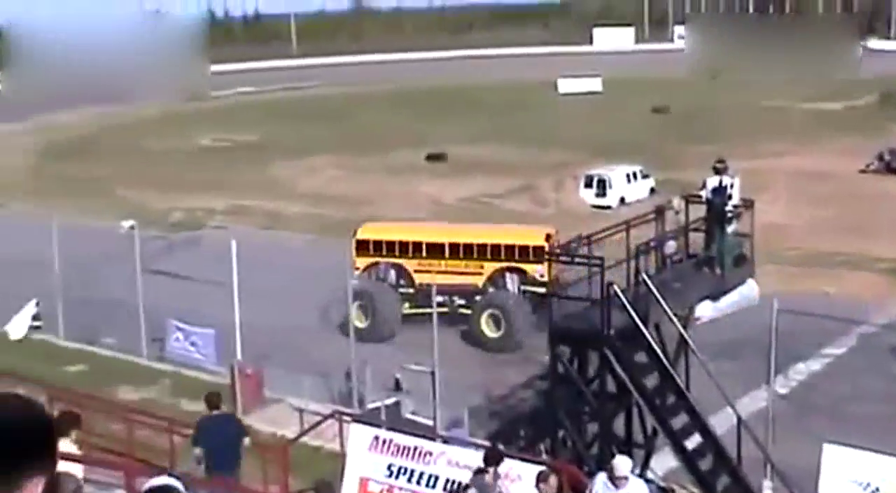 吊炸天！给校车装上卡车的轮子它会疯狂的