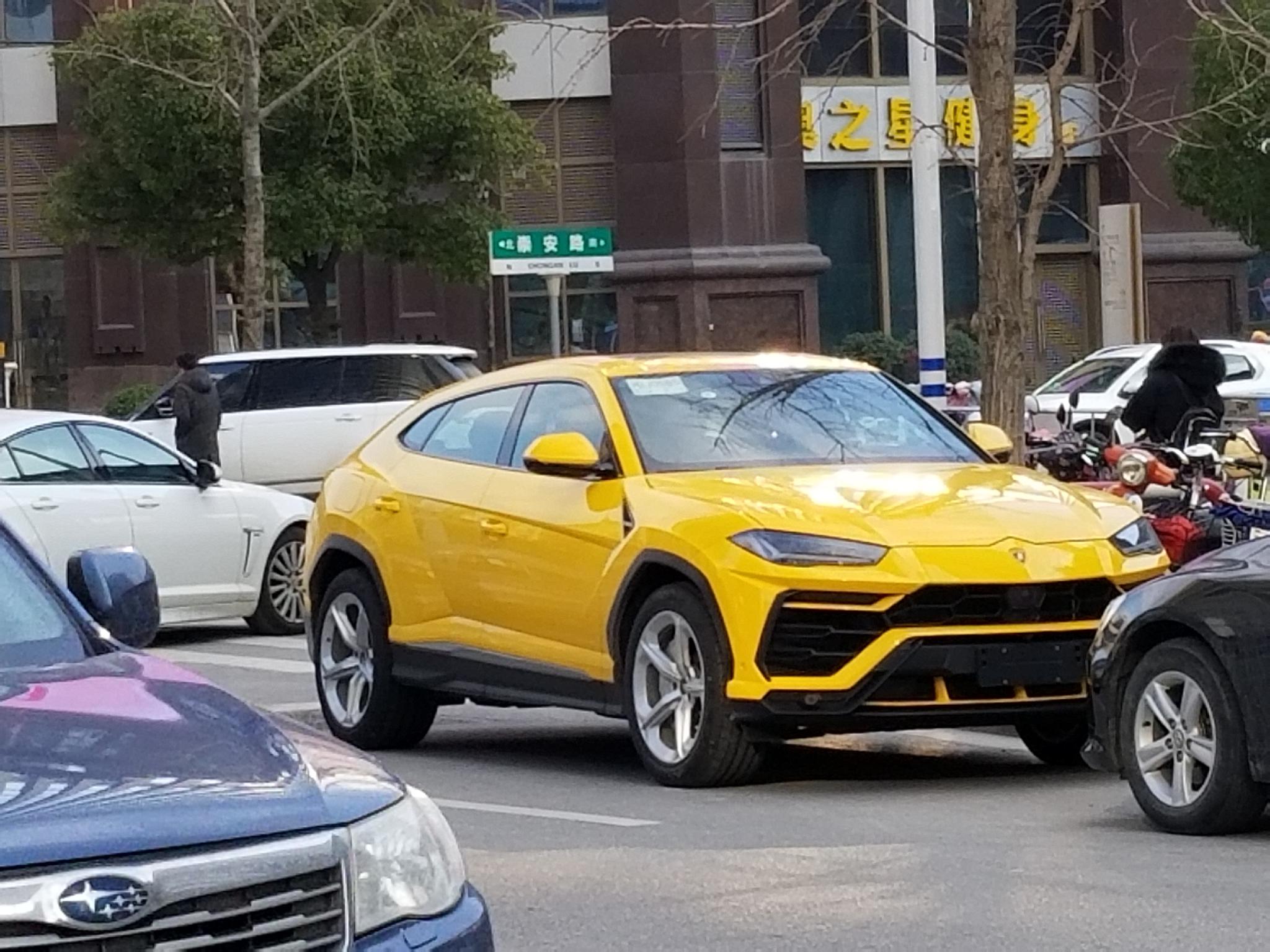 2019年第一天，南通闹市区实拍兰博基尼Urus!