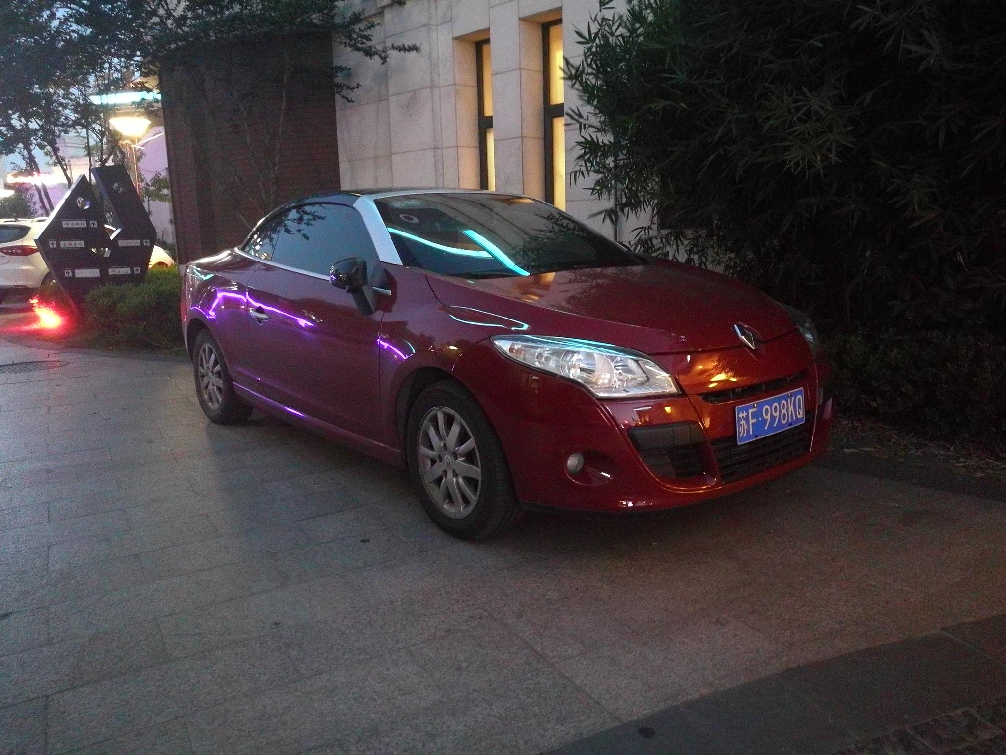 南通通州街头实拍小众车型——雷诺拉古娜双门跑车！