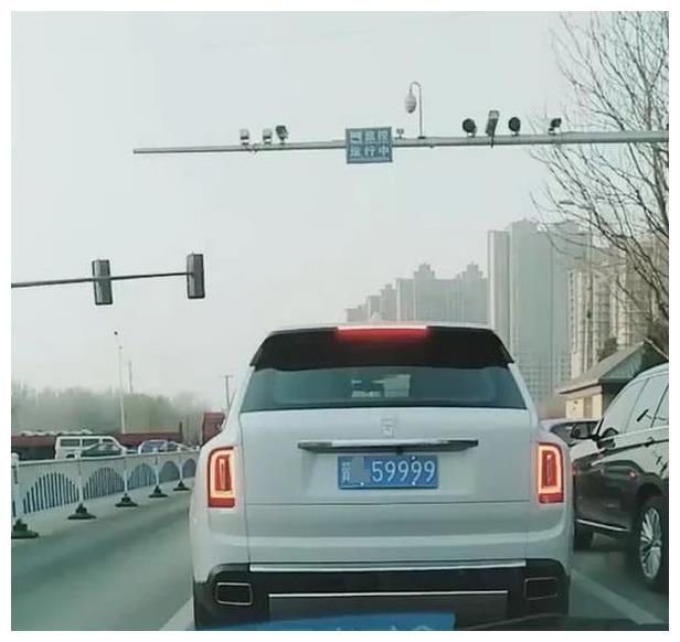 河北遇百万级库里南,车牌不带一个8,却比8888还霸气!