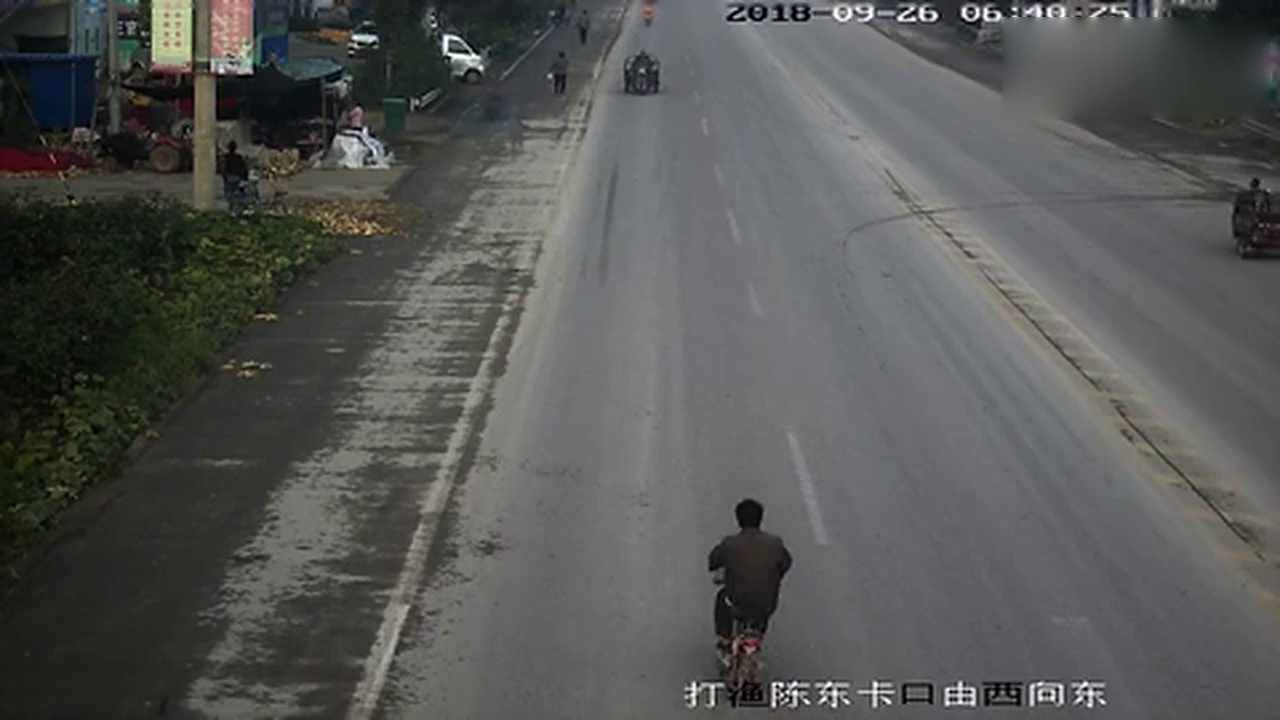 三轮车与电动车相撞，都往同一方向走，默契十足！