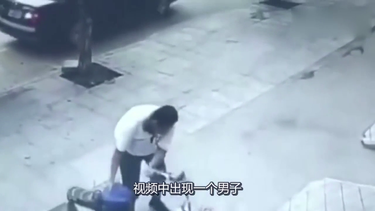 男子不会骑电动车，居然原地转圈圈，网友：可能车有自己的想法