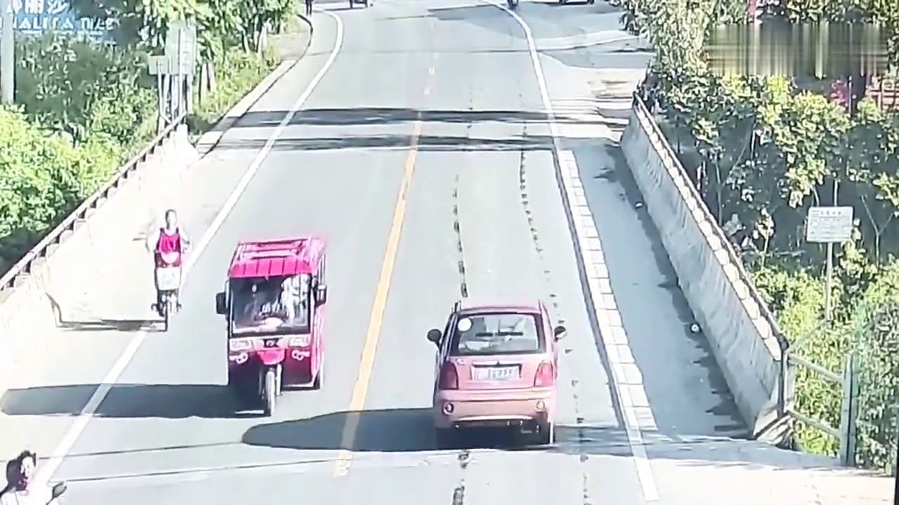 女子骑电动车随意变道，没想到被轿车直直撞飞，横尸街头