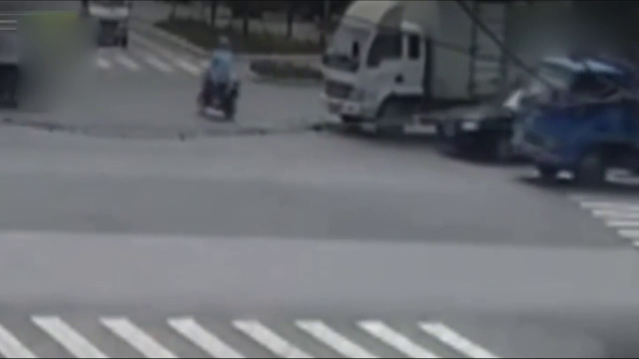 女子骑电动车闯红灯，怎么也没想到货车不让她，监控拍下惨烈一幕