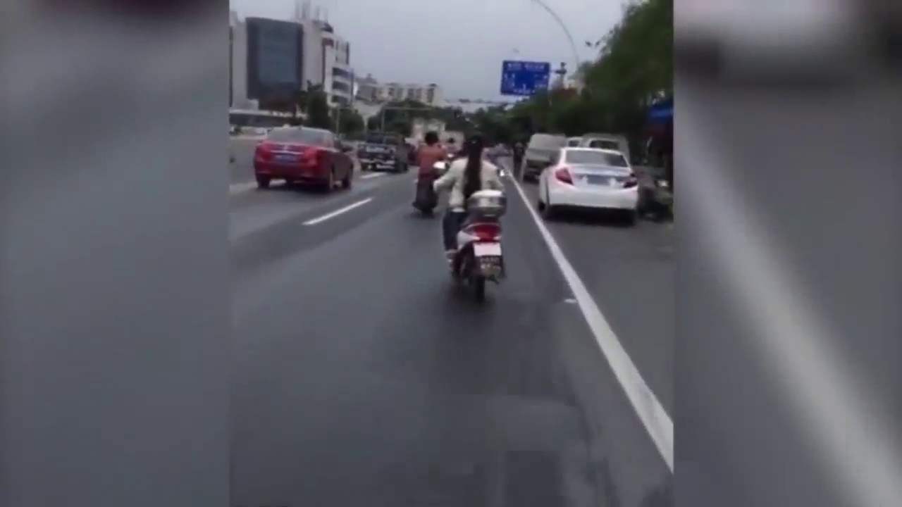 妹子骑电动车全程漂移，我跟了她2公里都没学会