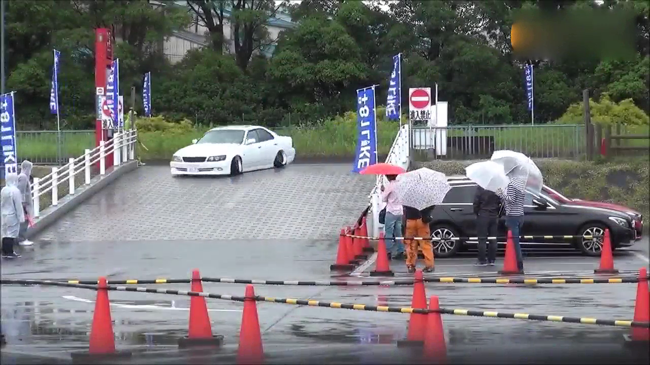 前唇好危险 超级低趴范改装车下斜坡