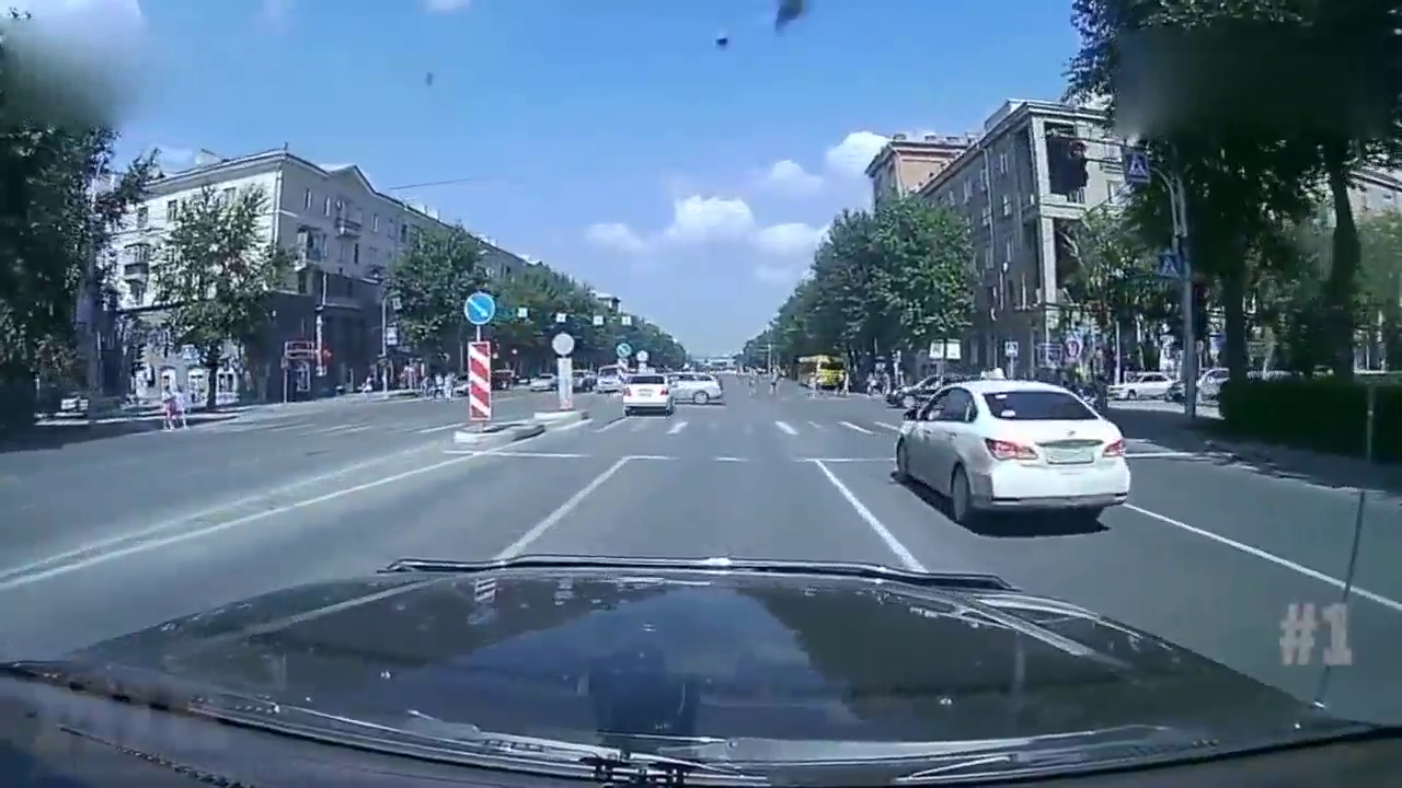 出租车赶着去投胎，这样子过岔路口的，不出事才怪