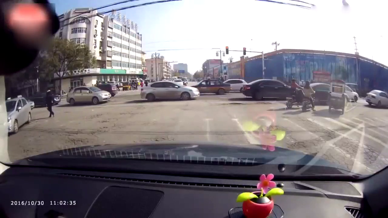 交警闯红灯被出租车撞上！