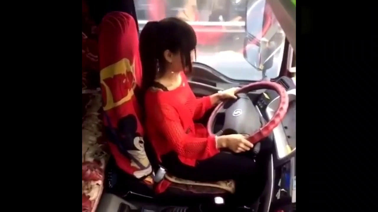 女的开卡车技术真很好，一点都不输男的
