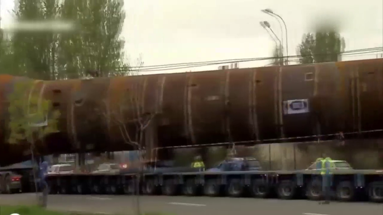 超大型负载卡车运输重型变压器，体长70米，司机是怎么拐弯的！