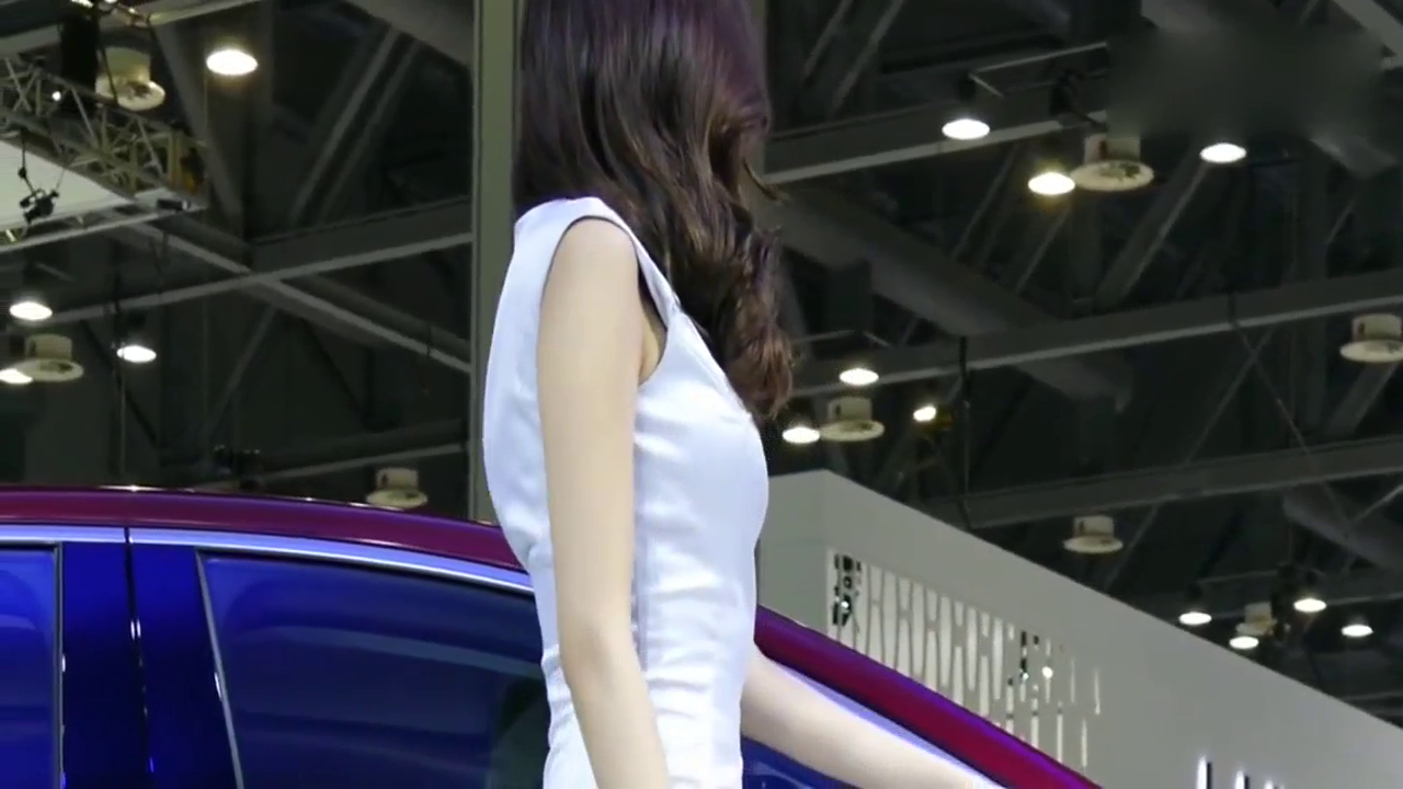 超模车展秀：这个小姐姐确实很漂亮！主要是很有气质！