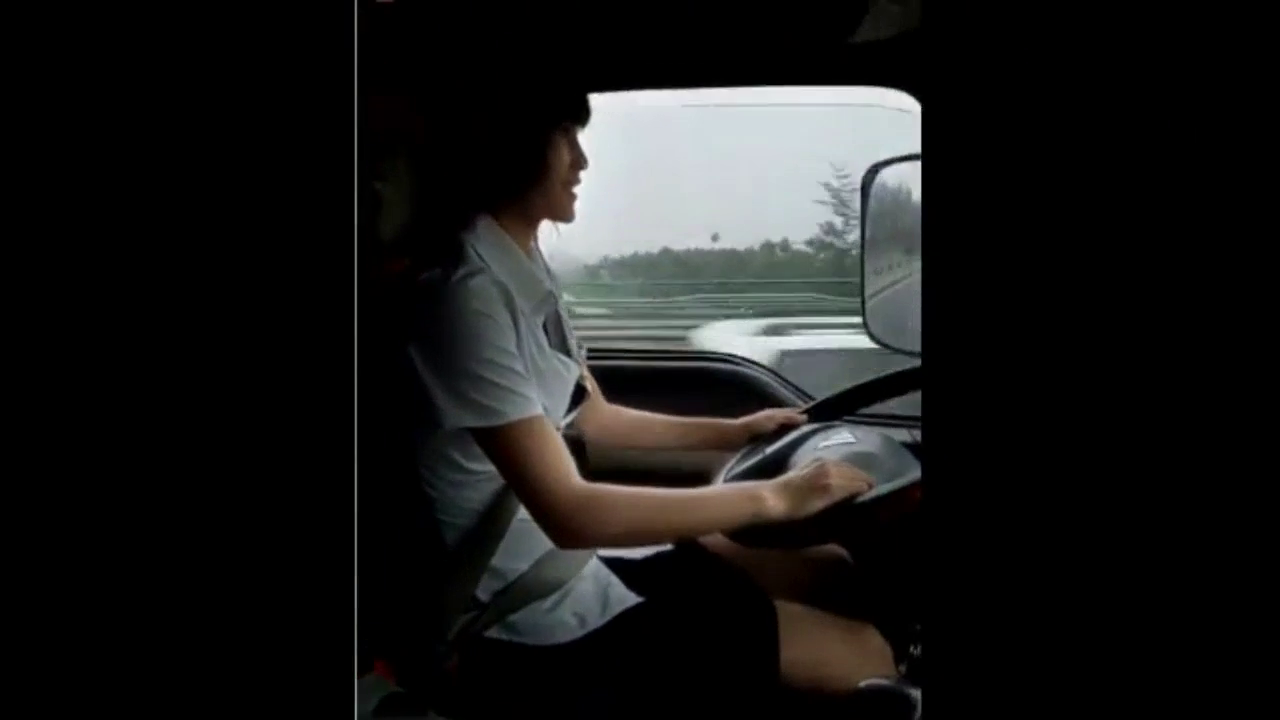 开卡车的美女越来越多，看看下面几个卡嫂谁技术好还美丽