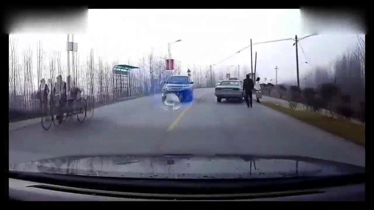 出租车随意停车接客，车尾被撞烂