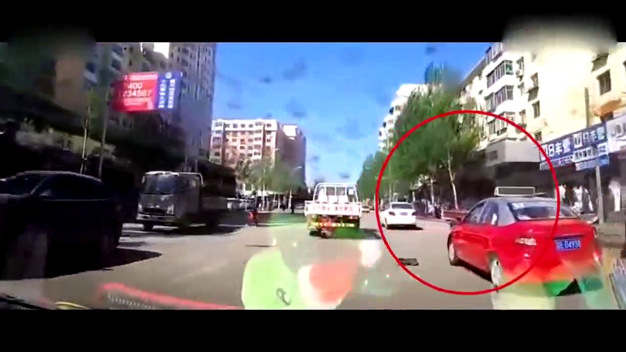 出租车街上走走停停，吉利博瑞实在看不下去，碰了它一下当提醒