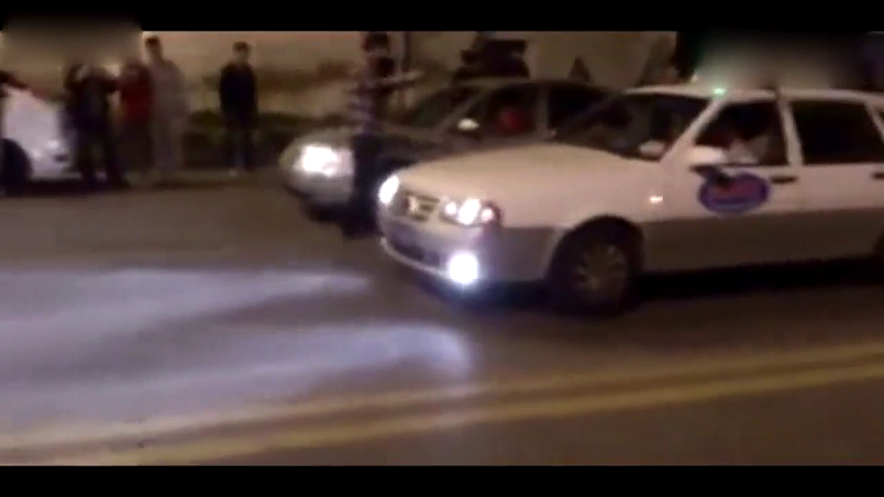 出租车也玩直线加速赛 一点也不逊色