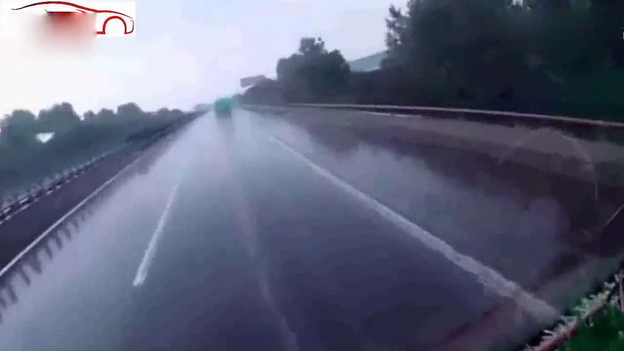 出租车宁可自毁也不想追奔驰尾，这一幕看着让人揪心