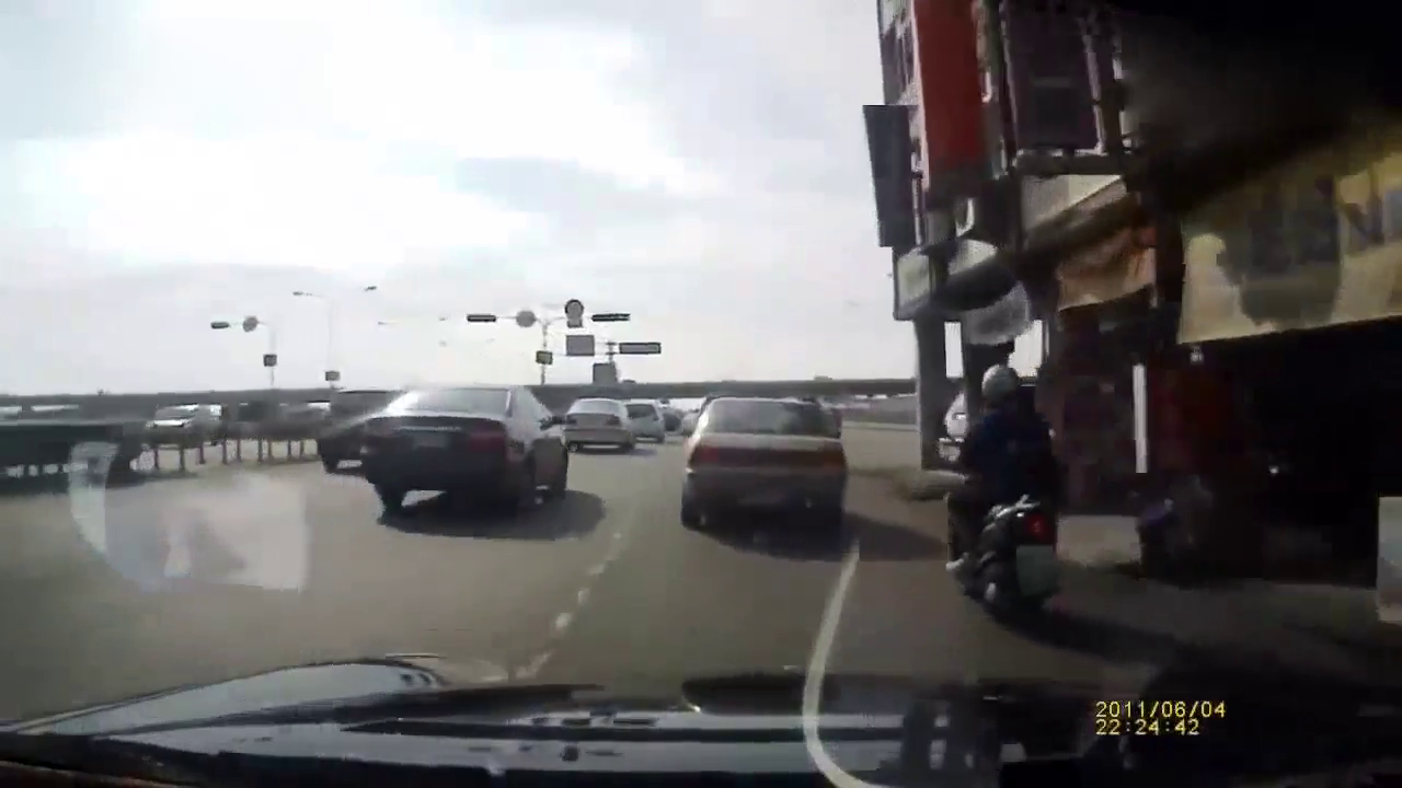 公路上被摩托车别车后，跑车车主瞬间暴躁了！