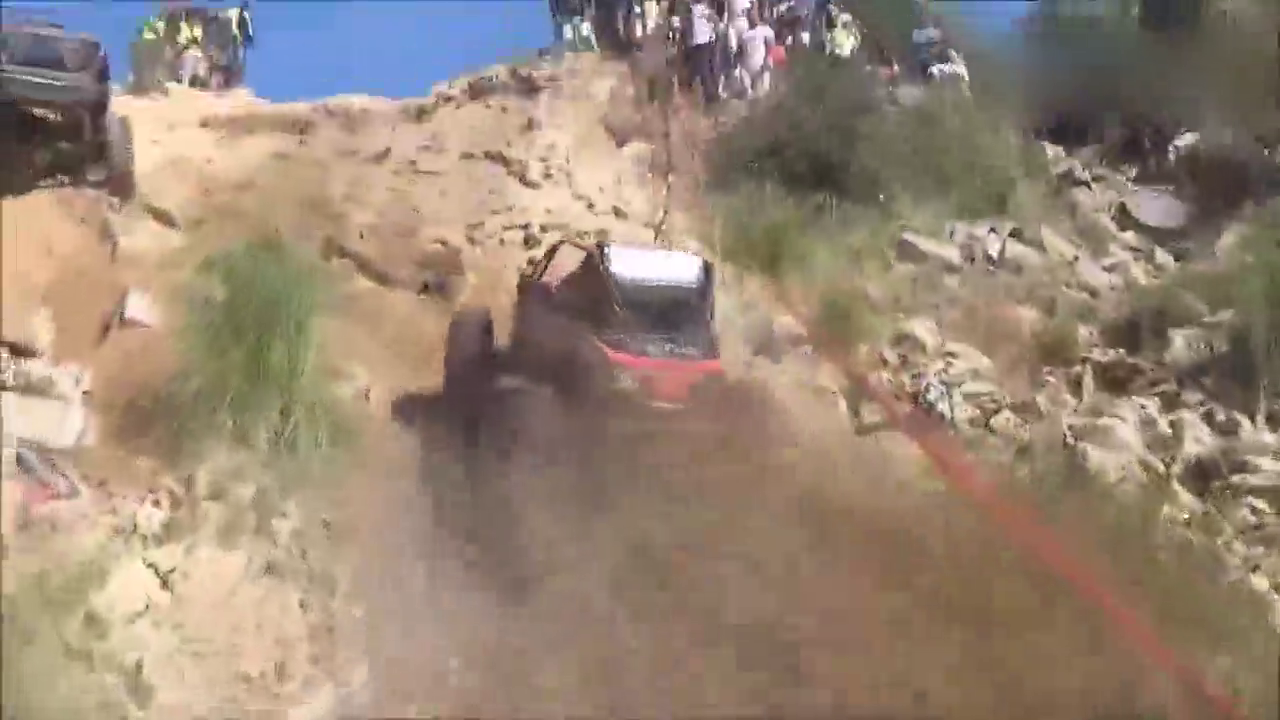 玩的真狠 改装车乱石路越野翻车合集