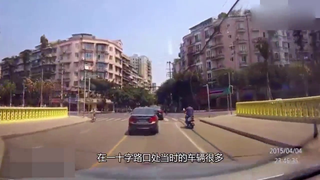 男子做神出鬼没的鬼探头，结果被出租车撞飞，真是自作孽不可活