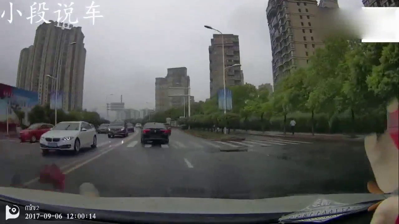 电动车大姐横穿马路，她认为宝马车不敢撞她吗？