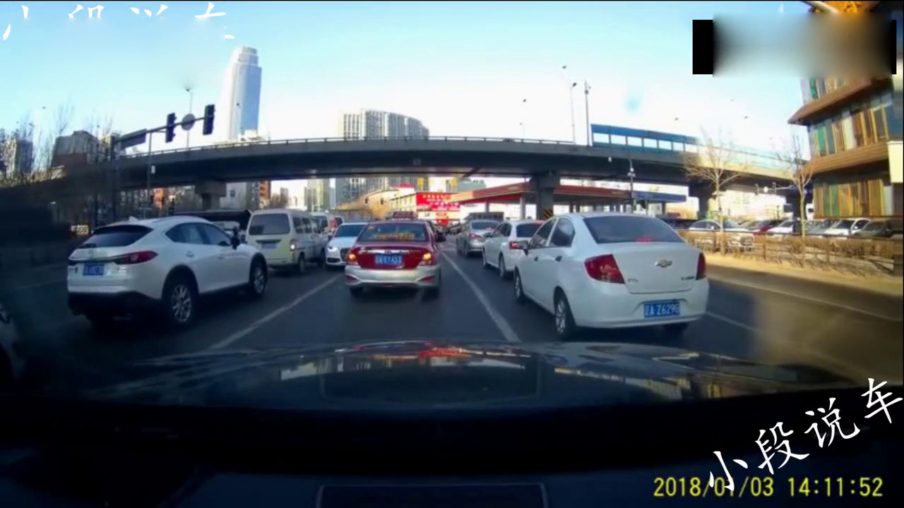 女司机开奥迪一路霸气逆行，出租车见了她，都要躲着走