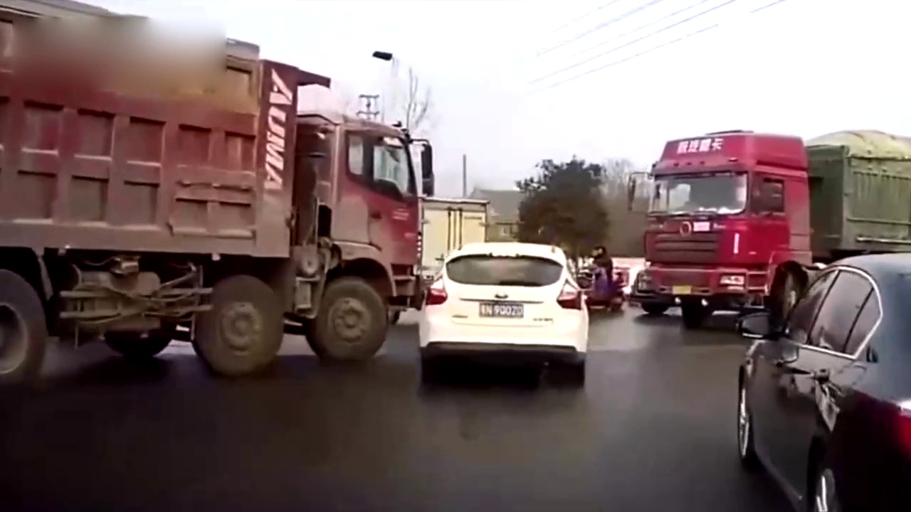 小车夹两货车之间加塞，卡车毫不客气弹开了它！