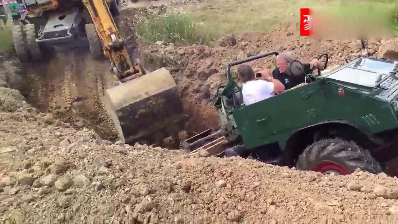 奔驰乌尼莫克四驱卡车的越野性能如何，在坑里看看能不能爬出来