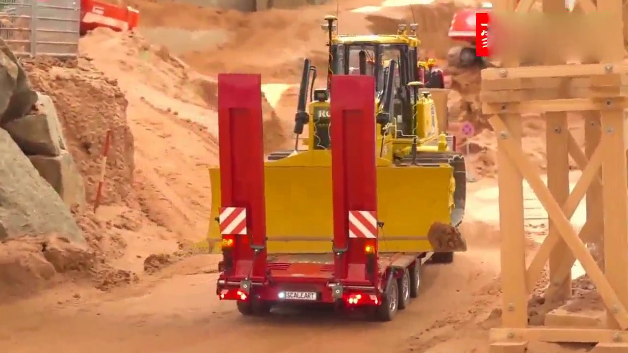 奔驰卡车上不去了，推土机只要先下车