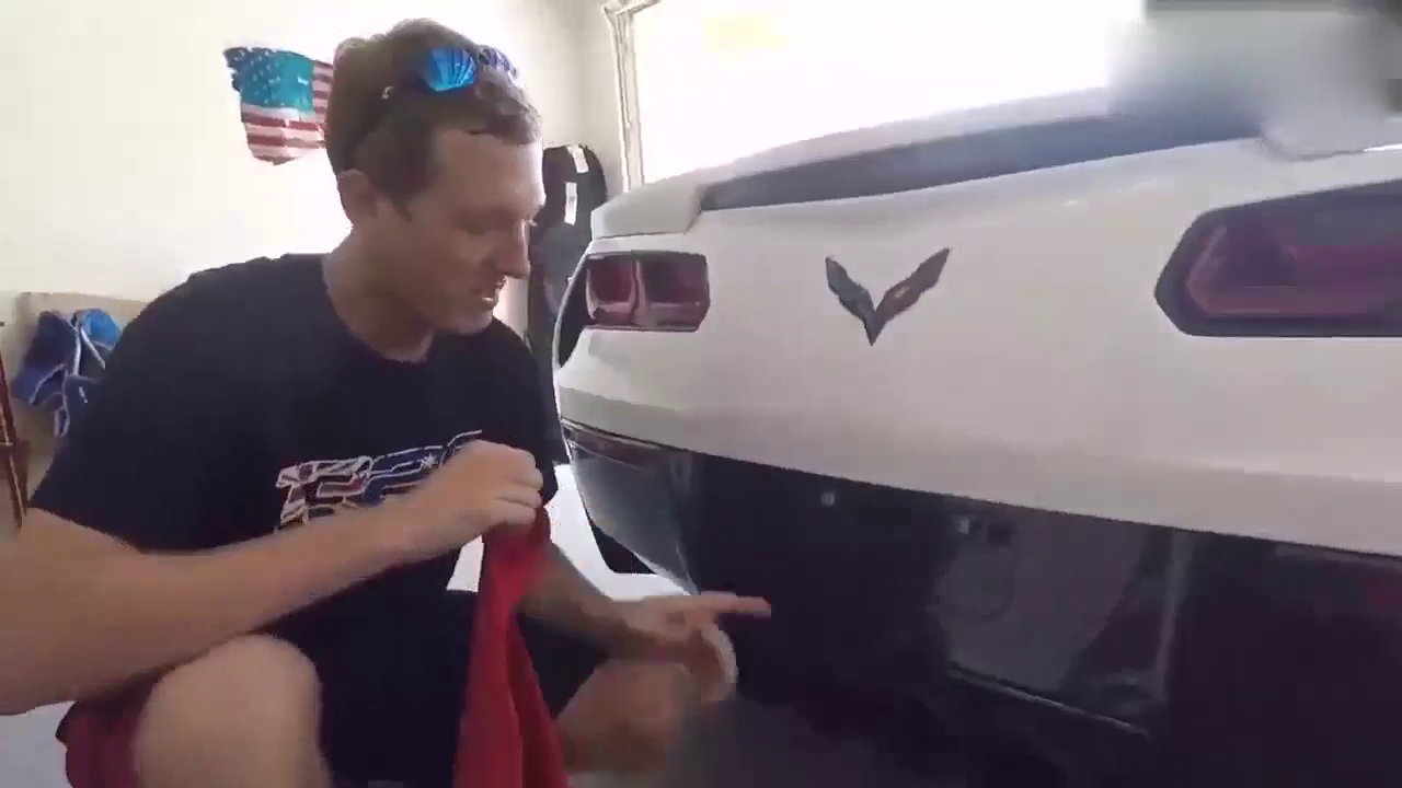 用跑车排气管吹了个巨大的气球, 很快车主就知道厉害了 !