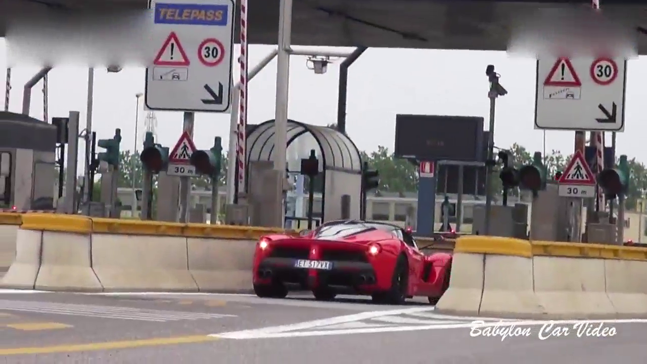 帅到没朋友的红色法拉利跑车出现 过收费站都是如此的帅气