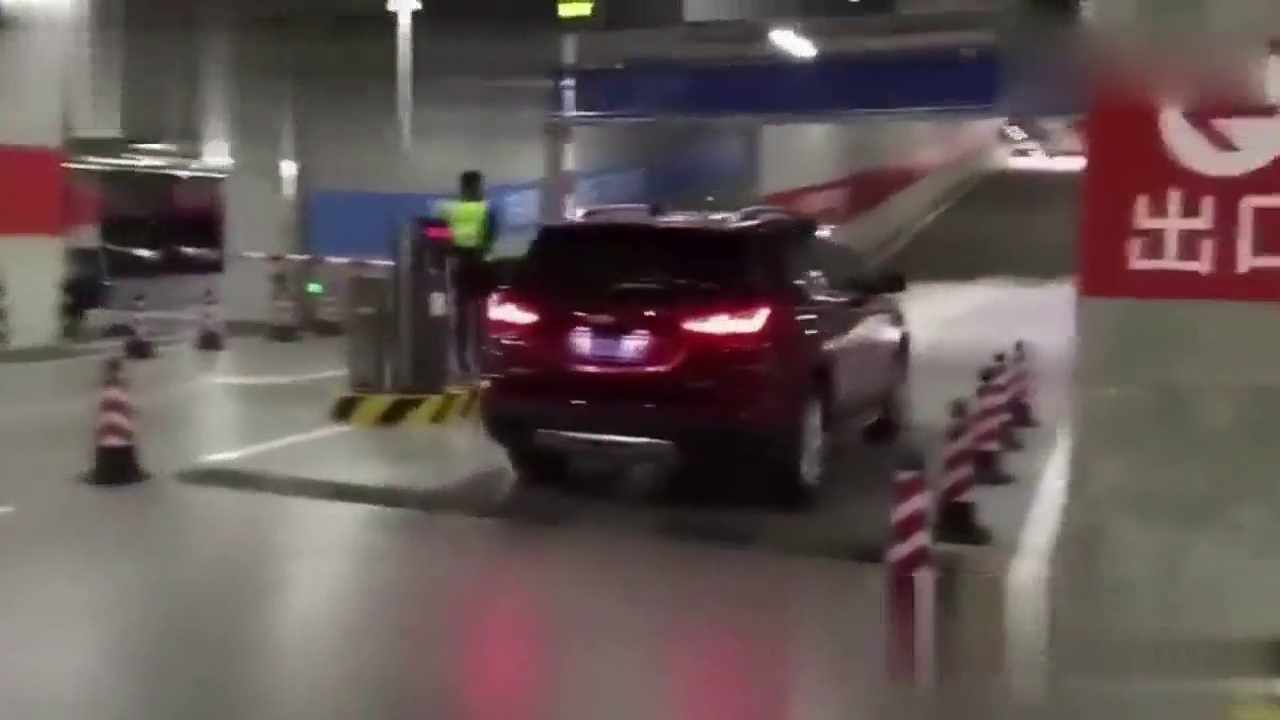 等我有钱了也买一辆超跑，可以节约多少停车费呢