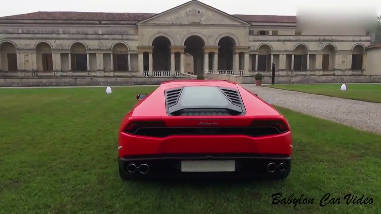 红色兰博基尼跑车 在广场上发起疯来 谁都吓坏了