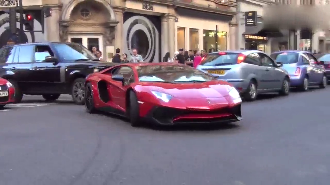 这样整体通红的跑车实在炫酷