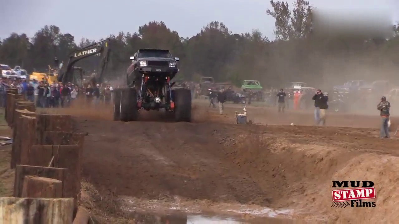 这巨轮卡车牛逼了，一个猛冲穿越水潭，动力声响不绝于耳