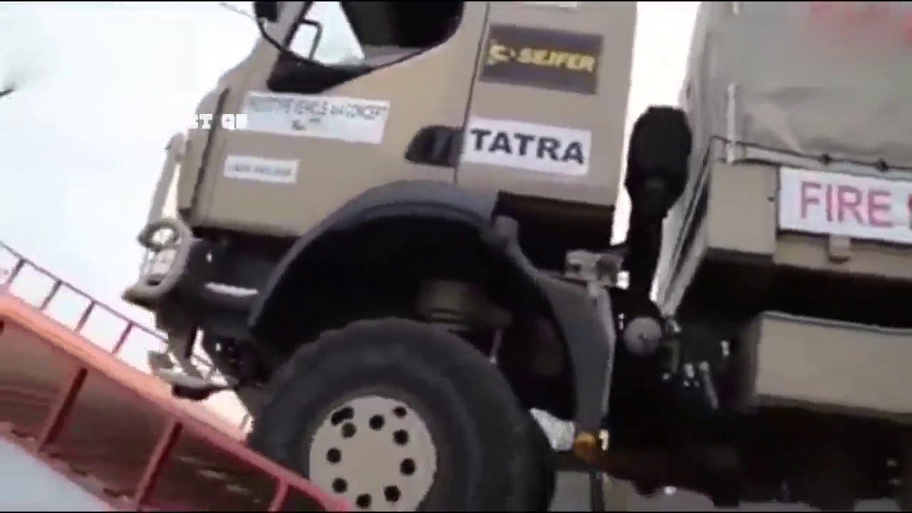 这卡车的越野能做真是无人能及，司机也是好技术