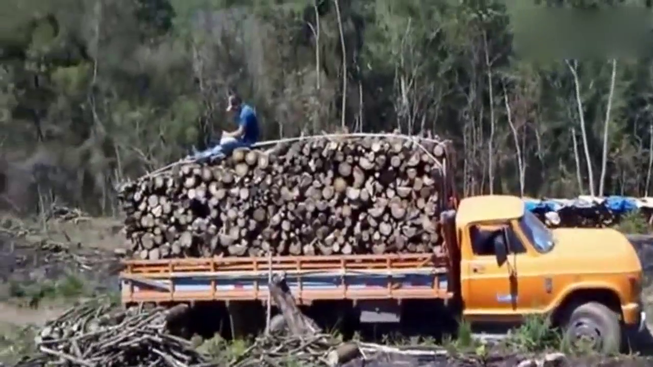 这卡车也太不中用，拉这么点东西竟然累的抬前轮？