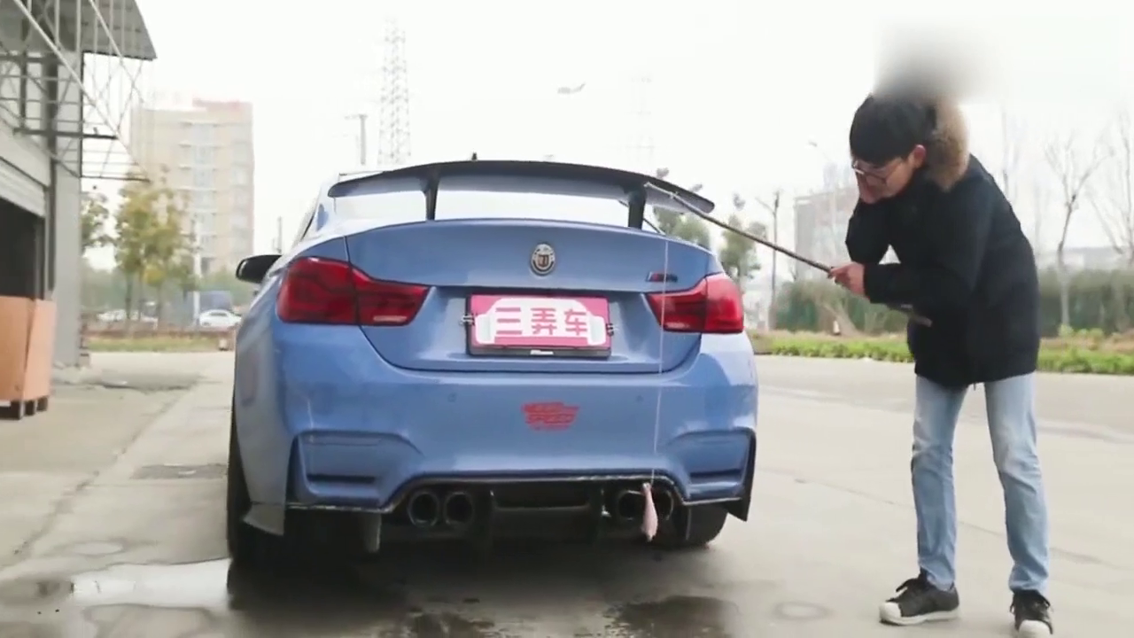 鸡腿放在跑车排气管上烤 能成功吃鸡吗？