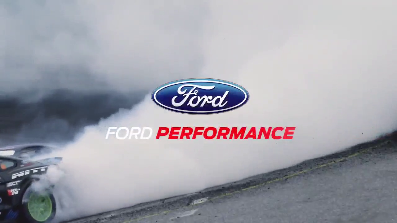 高手过招 看性能车赛道疯狂拉烟漂移