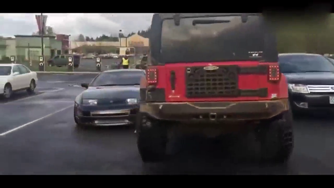 跑车占了吉普车的车位, 但车主很快就会后悔了