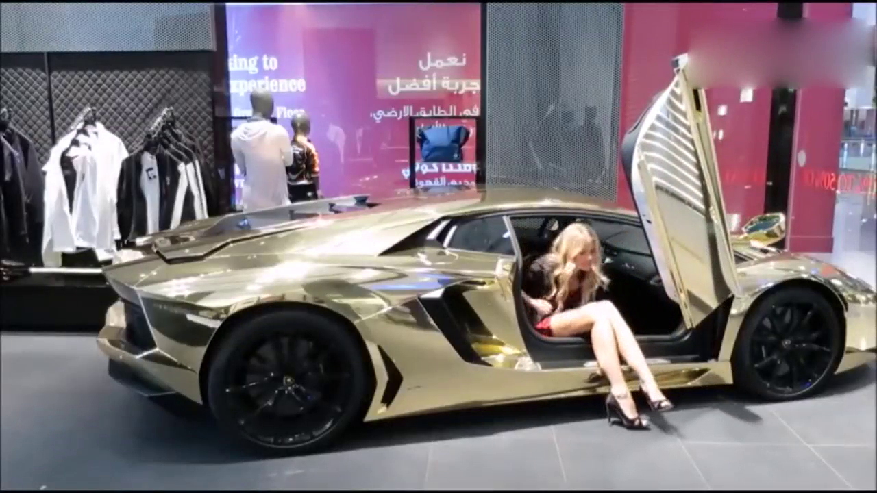 跑车驾驶员下车的刹那，才知道什么叫霸气！