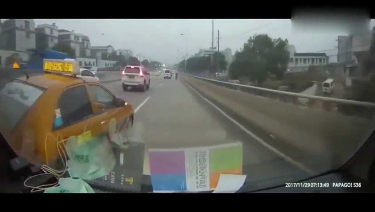 出租车变道没让他，下一秒就开始疯狂别车！